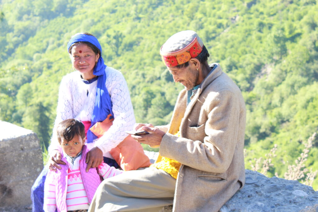 Family on the way from Kasol to Barshini - ShepherdTrail Blog 1